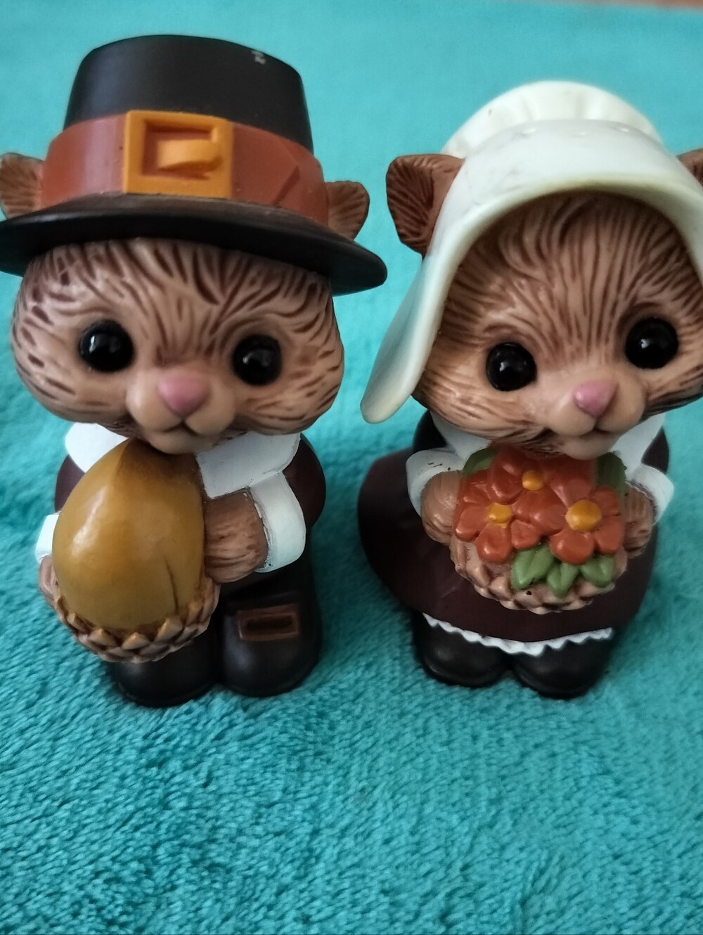 Vintage 1981 Hallmark Pilgrim Squirrel Salt & Pepper Shaker Set EUC